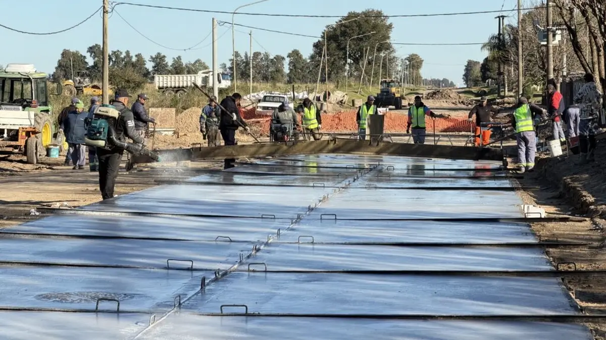 Trabajos de hormigonado para nuevas cuadras de pavimento en barrio Belgrano de Avellaneda.