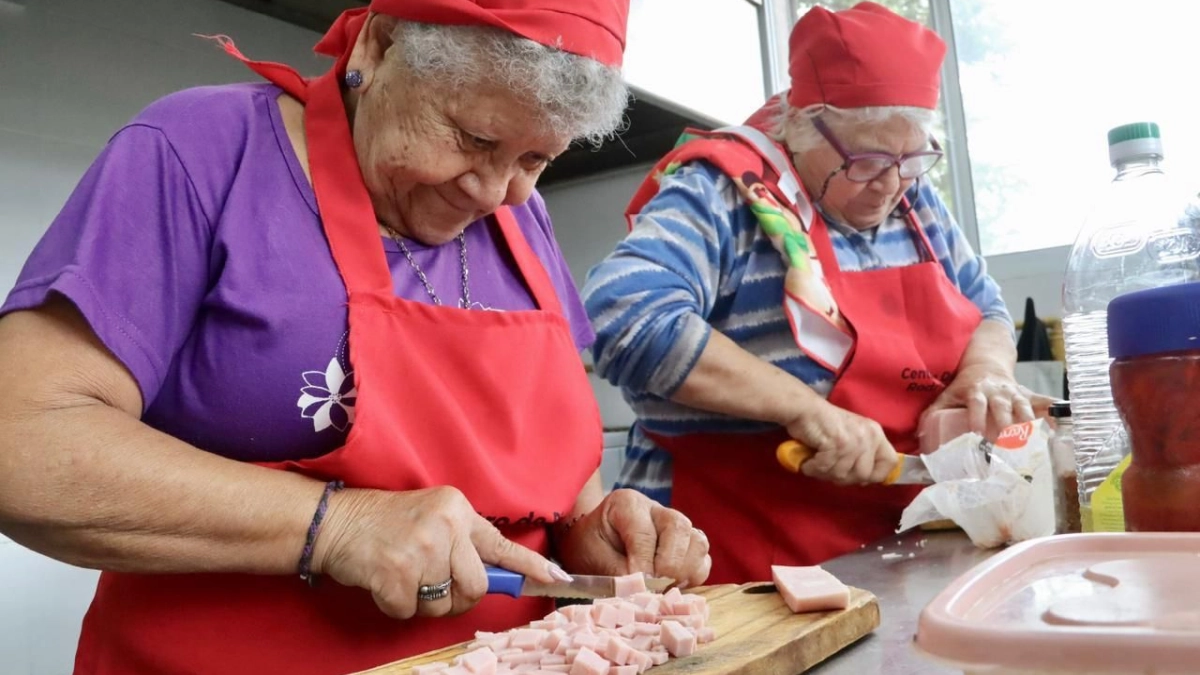 Personas mayores participan de un taller de cocina saludable