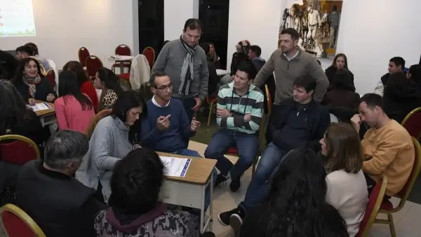 Vecinos y autoridades participan del encuentro del Plan Estratégico de Avellaneda dedicado al eje Servicios Públicos y Ambiente.