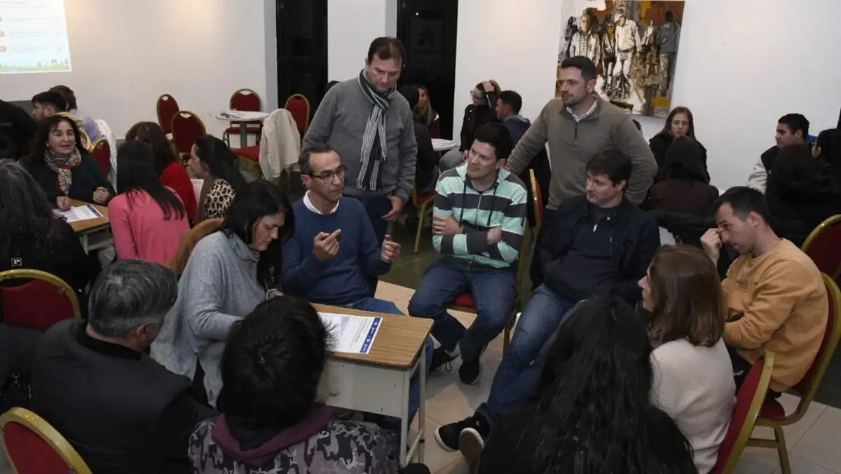 Vecinos y autoridades participan del encuentro del Plan Estratégico de Avellaneda dedicado al eje Servicios Públicos y Ambiente.