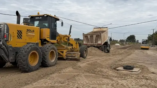 Trabajos de preparación para la futura pavimentación de calle 121 en barrio Belgrano de Avellaneda
