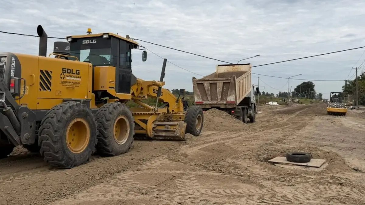 Trabajos de preparación para la futura pavimentación de calle 121 en barrio Belgrano de Avellaneda
