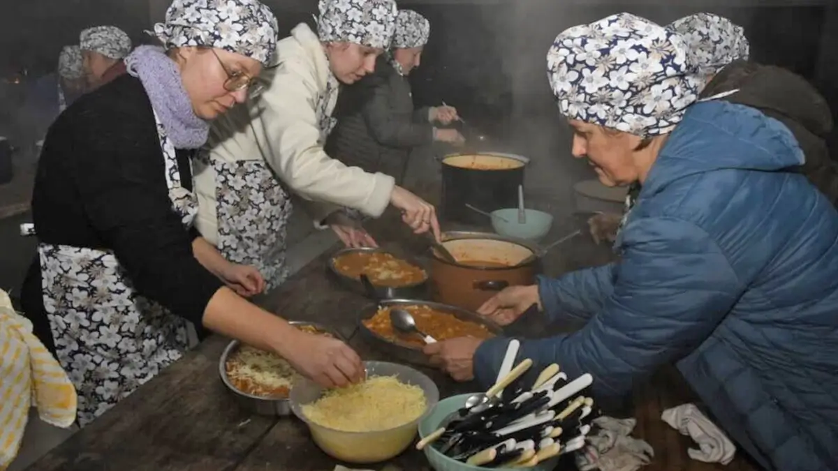 Personas preparando ravioles para la 12° edición de la Raviolada del Club Atlético La Vertiente en Avellaneda