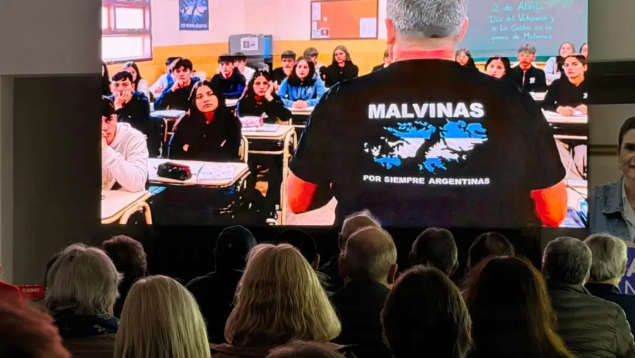 Público observando la proyección del documental Malvinas Historias que laten en Reconquista