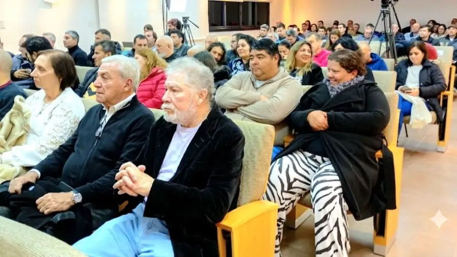 Asistentes participan de la presentación del libro sobre educación pública en Sunchales