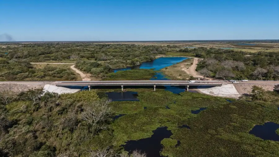 Vista general del nuevo puente sobre el arroyo El Pindó inaugurado sobre la Ruta Provincial Nº 32.