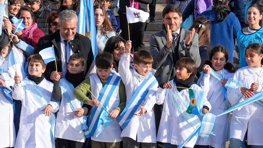Pullaro junto a alumnos durante la inauguración