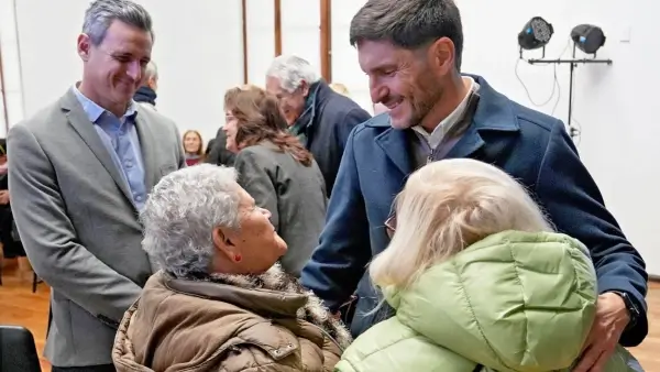 Maximiliano Pullaro conversa con personas mayores durante la firma del compromiso por el buen trato en Rosario