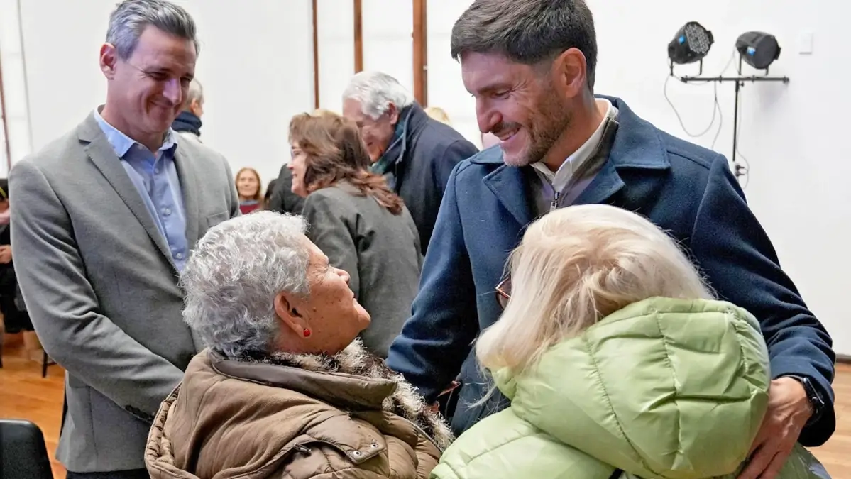 Maximiliano Pullaro conversa con personas mayores durante la firma del compromiso por el buen trato en Rosario