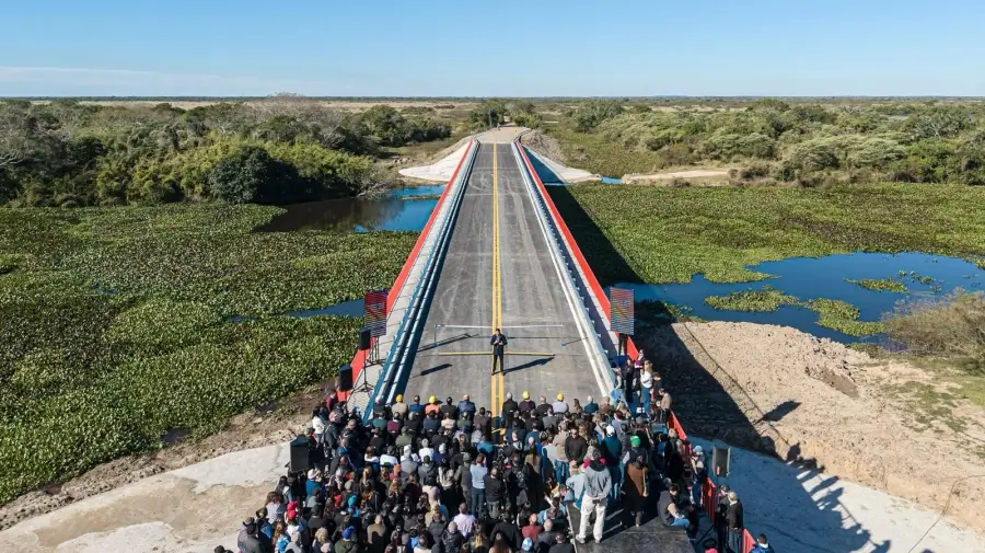 El gobernador Maximiliano Pullaro durante su discurso en la inauguración del puente sobre el arroyo El Pindó.