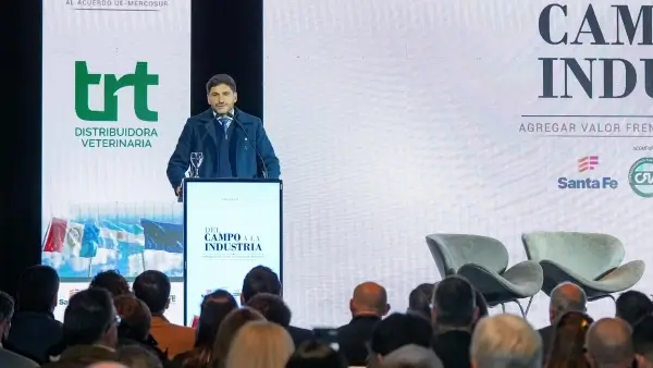 Persona realizando el trámite de jubilación online desde una computadora mediante la plataforma de Atención Virtual de la Provincia de Santa Fe.