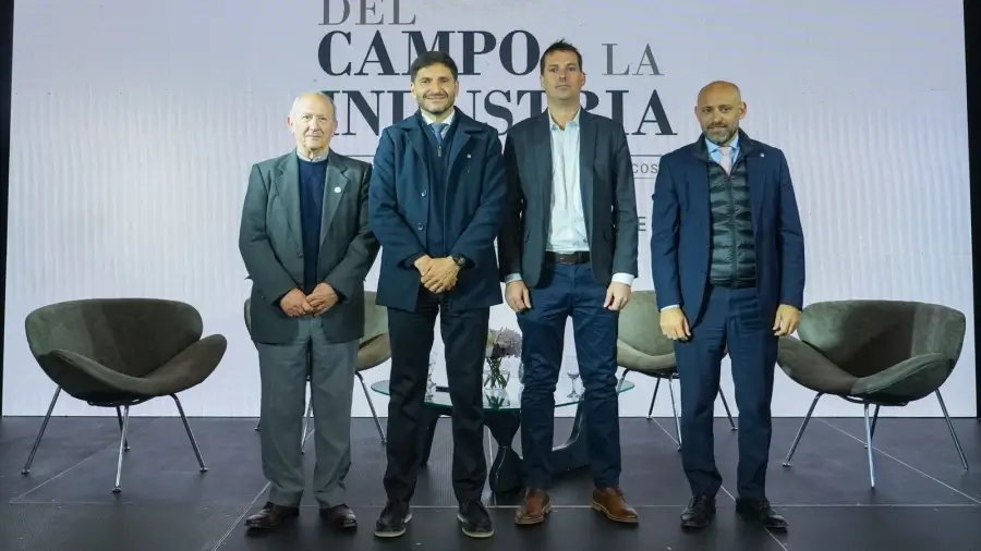 Maximiliano Pullaro junto a autoridades y disertantes durante el seminario sobre el acuerdo UE-Mercosur