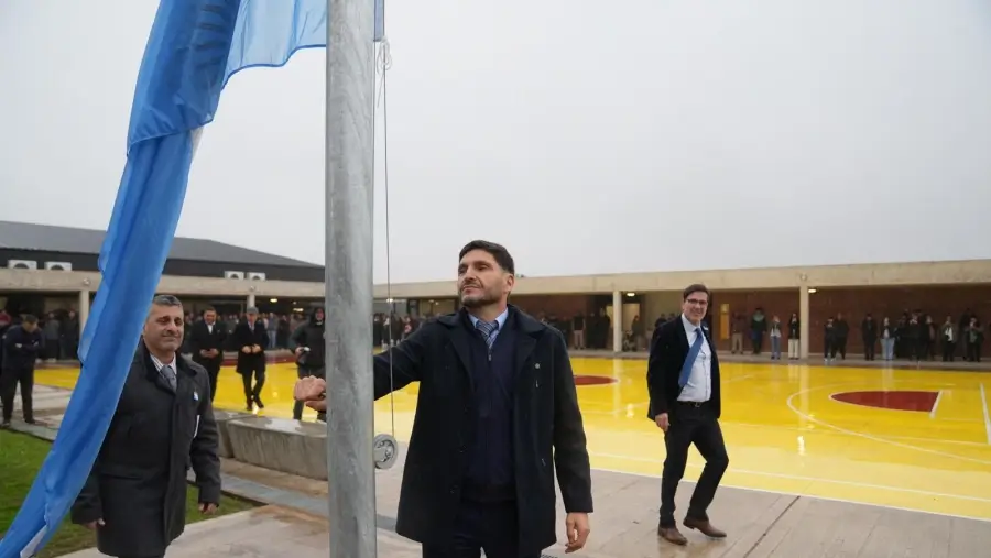 Pullaro y autoridades provinciales durante el izamiento de la bandera nacional en la inauguración de la Escuela Secundaria Nº 224 de Hughes