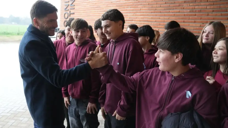 Maximiliano Pullaro saluda a estudiantes durante la inauguración del nuevo edificio escolar en Hughes