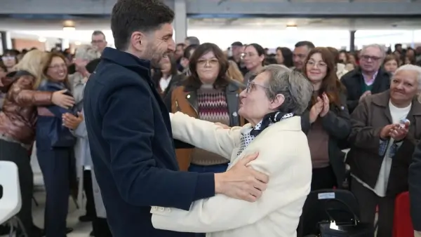 Pullaro conversa y saluda a vecinos durante la inauguración de la Escuela Secundaria Nº 224 de Hughes
