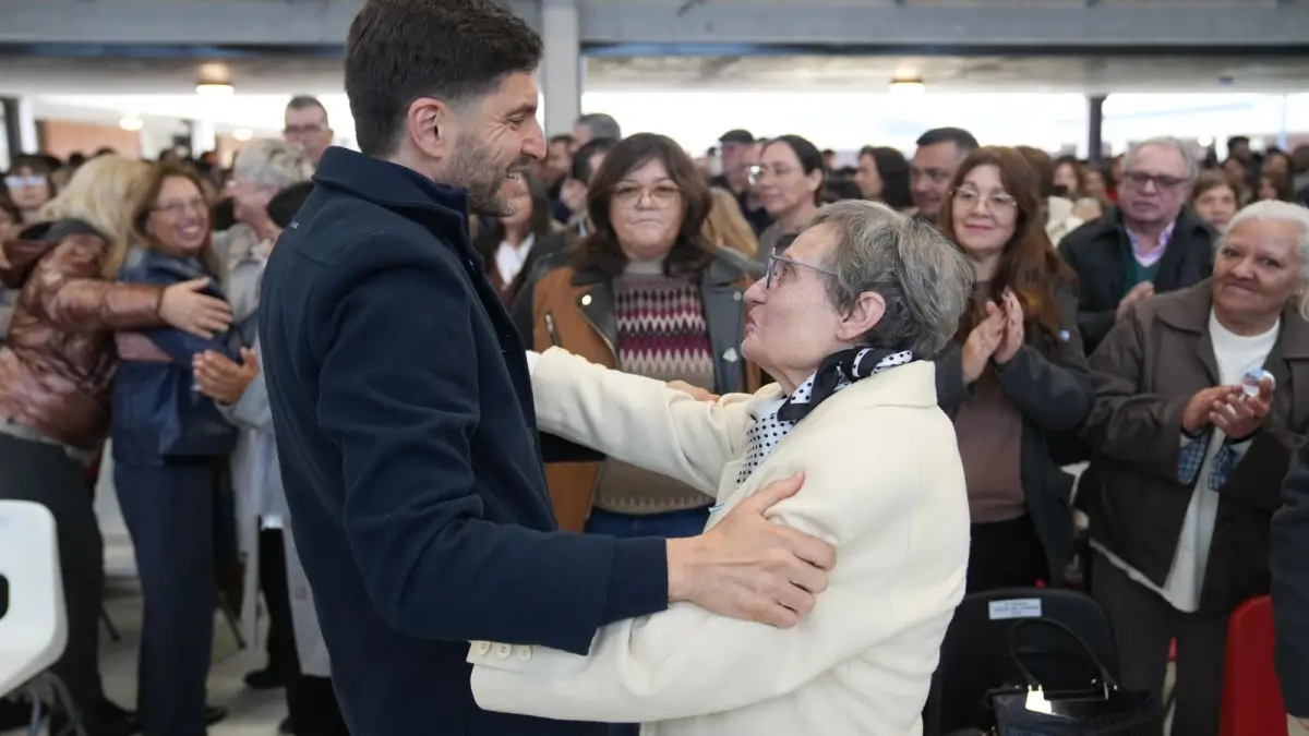 Pullaro conversa y saluda a vecinos durante la inauguración de la Escuela Secundaria Nº 224 de Hughes