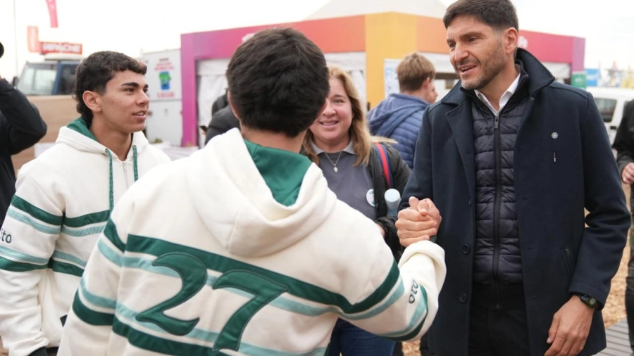 Pullaro saludando a estudiantes durante la muestra Agroactiva en Armstrong