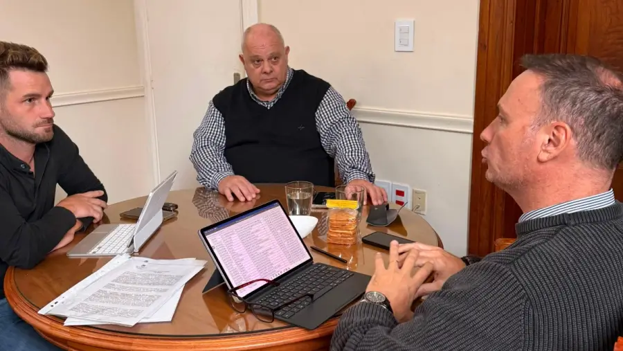Sergio Ramseyer junto a Lisandro Enrico durante una reunión sobre obras públicas y proyectos de infraestructura para Romang