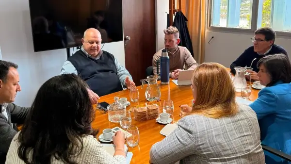 Sergio Ramseyer durante una reunión con autoridades del Ministerio de Educación para gestionar obras escolares en Romang