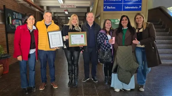 Felipe Michlig y Marcelo González entregan el reconocimiento al 5º Congreso Regional de Mujeres Líderes junto a la intendente Alejandra Dupouy en Ceres.