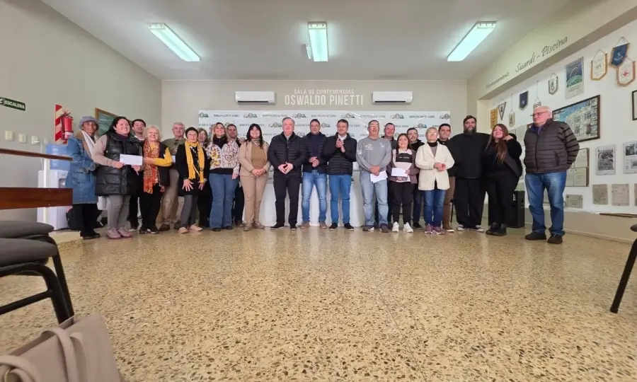 Felipe Michlig junto a representantes de instituciones locales beneficiadas con aportes provinciales en Suardi