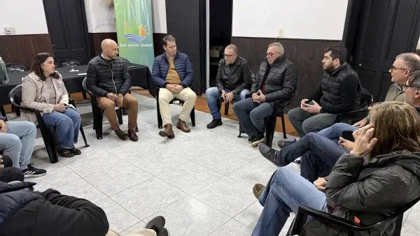 Reunión encabezada por el ministro Gustavo Puccini con productores arroceros y autoridades en San Javier para mejorar la infraestructura eléctrica del sector.