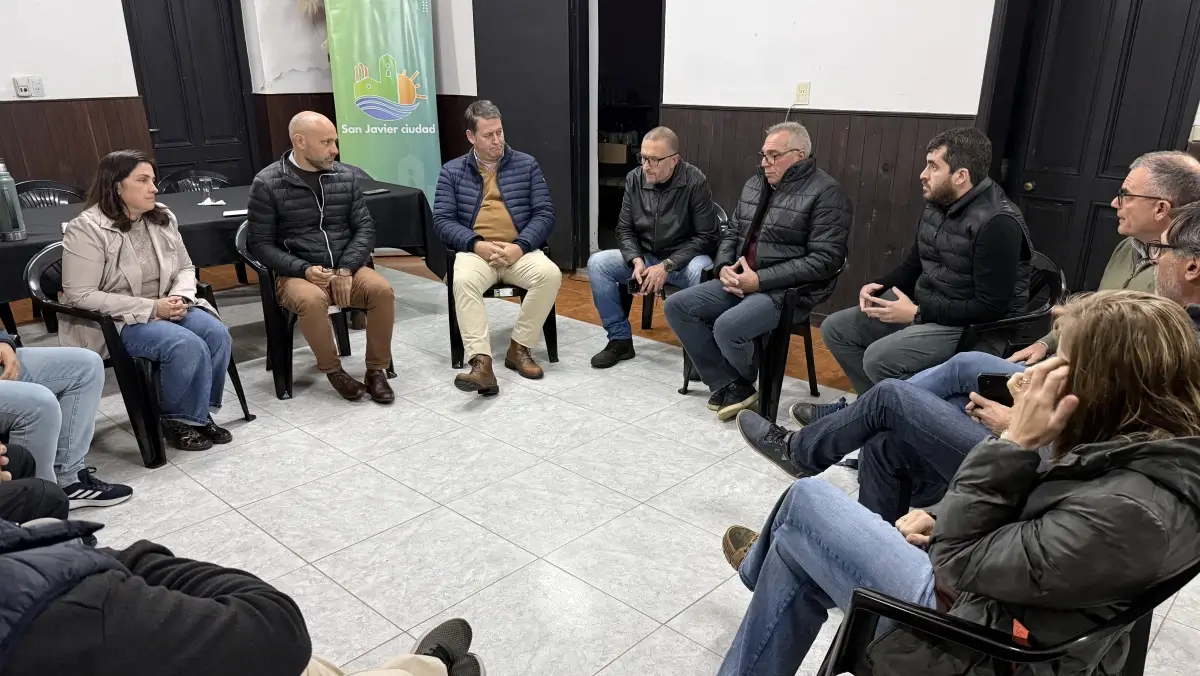 Reunión encabezada por el ministro Gustavo Puccini con productores arroceros y autoridades en San Javier para mejorar la infraestructura eléctrica del sector.