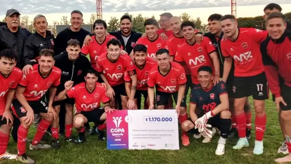 Equipo de Romang FC celebrando la clasificación a la tercera fase de la Copa Santa Fe 2026