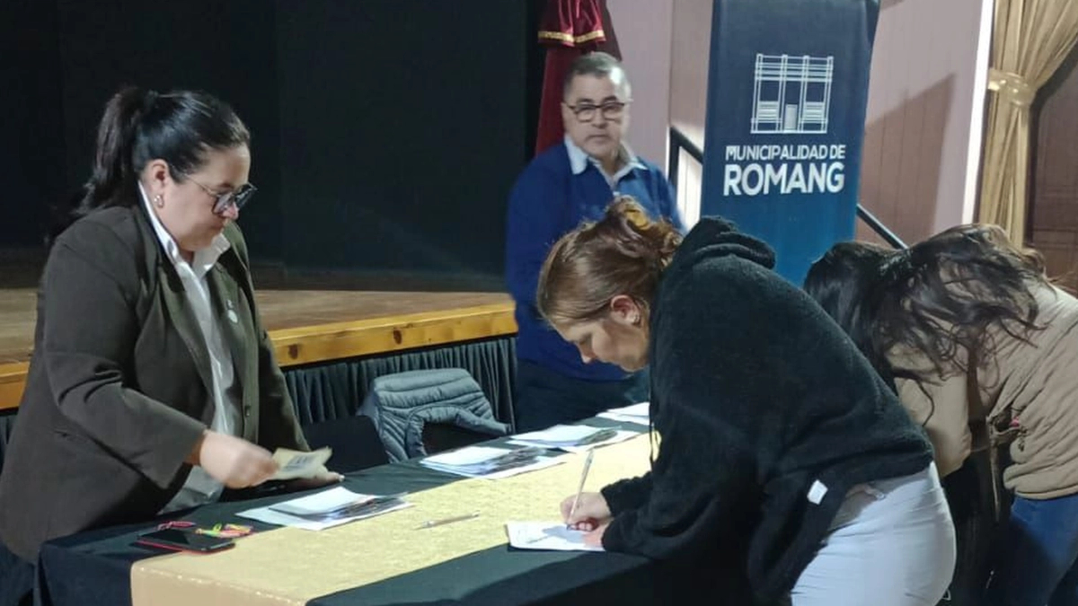 Entrega de becas estudiantiles municipales a jóvenes terciarios y universitarios en Romang