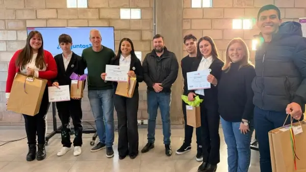 El diputado Dionisio Scarpin entrega los reconocimientos a los equipos ganadores del concurso HackIA el Bullying en el Centro de Innovación de Avellaneda.