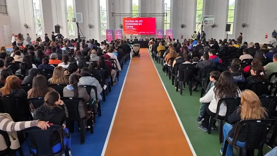 Familias participan del sorteo de 20 viviendas provinciales en Ceres
