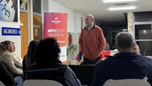 El diputado Dionisio Scarpin entrega los reconocimientos a los equipos ganadores del concurso HackIA el Bullying en el Centro de Innovación de Avellaneda.