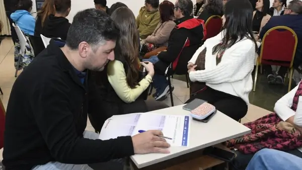 Vecinos participan de un encuentro del Plan Estratégico Camino al 150° Aniversario de Avellaneda