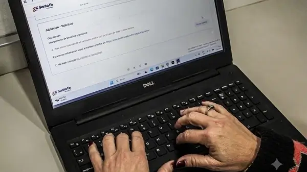 Persona realizando el trámite de jubilación online desde una computadora mediante la plataforma de Atención Virtual de la Provincia de Santa Fe.