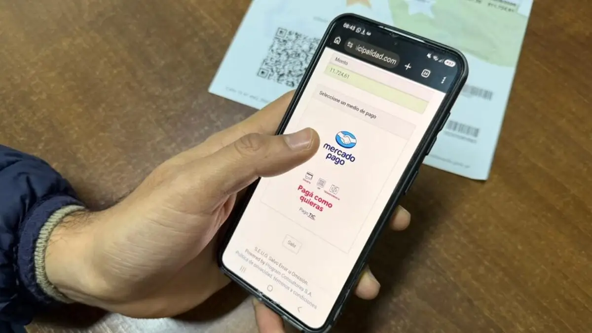 Vecino realiza el pago online de la Tasa General de Inmuebles desde su teléfono celular en Avellaneda.