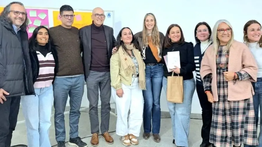 Víctor Debloc junto a los coautores de El resplandor de las horas, obra colectiva sobre educación pública.
