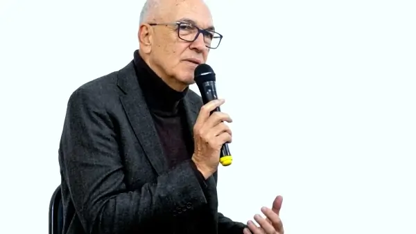 Víctor Debloc durante la presentación del libro El resplandor de las horas en San Justo