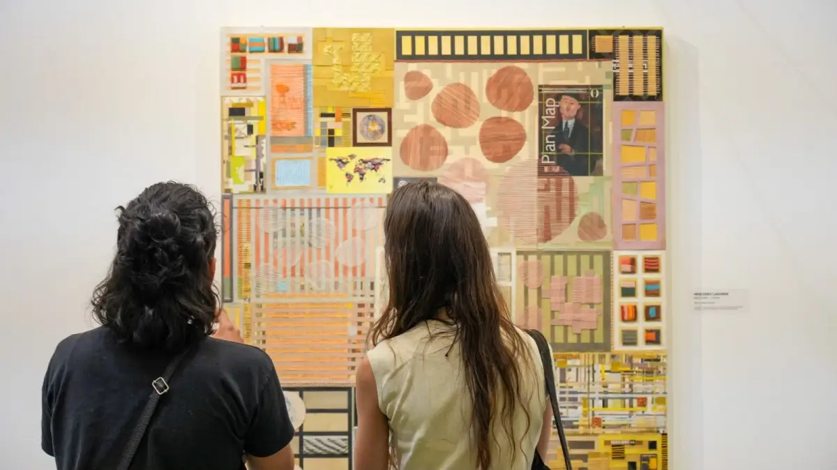 Visitantes recorren y observan las obras exhibidas durante la edición 2025 del Salón Nacional de Pintura José Ángel Nardín en Avellaneda