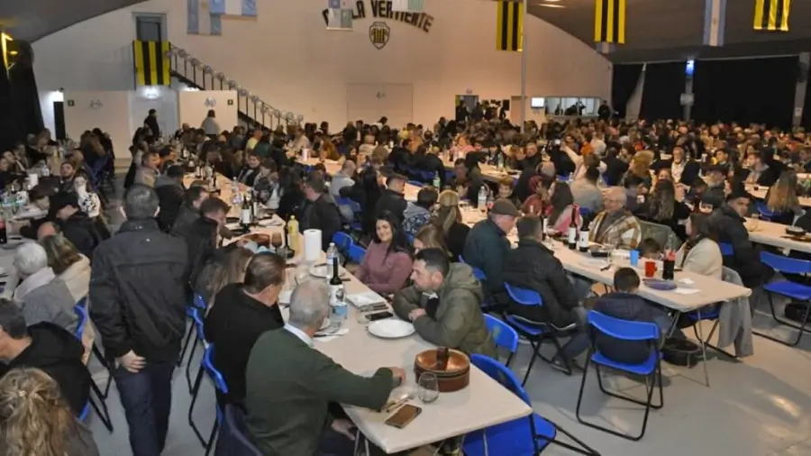 Vista general de la cena durante la 12° edición de la Raviolada de La Vertiente en la zona rural de Avellaneda