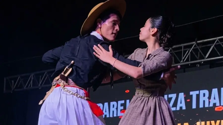 Agustín Cubecino y Kiara Romero representando a Villa Ocampo en el Selectivo Provincial de Malambo y Danzas