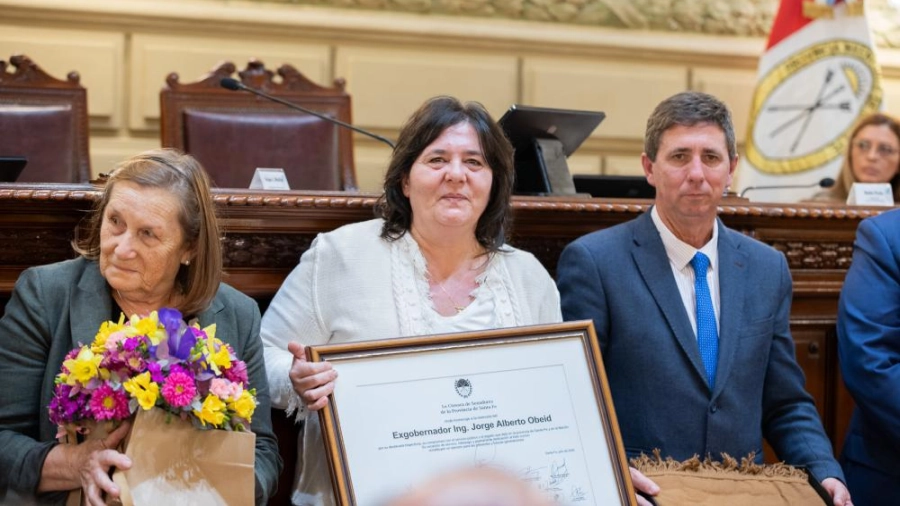 Alejandra Obeid recibe un reconocimiento durante el acto de inauguración del renovado recinto de sesiones de la Cámara de Senadores de Santa Fe, en homenaje al legado del exgobernador Jorge Obeid.