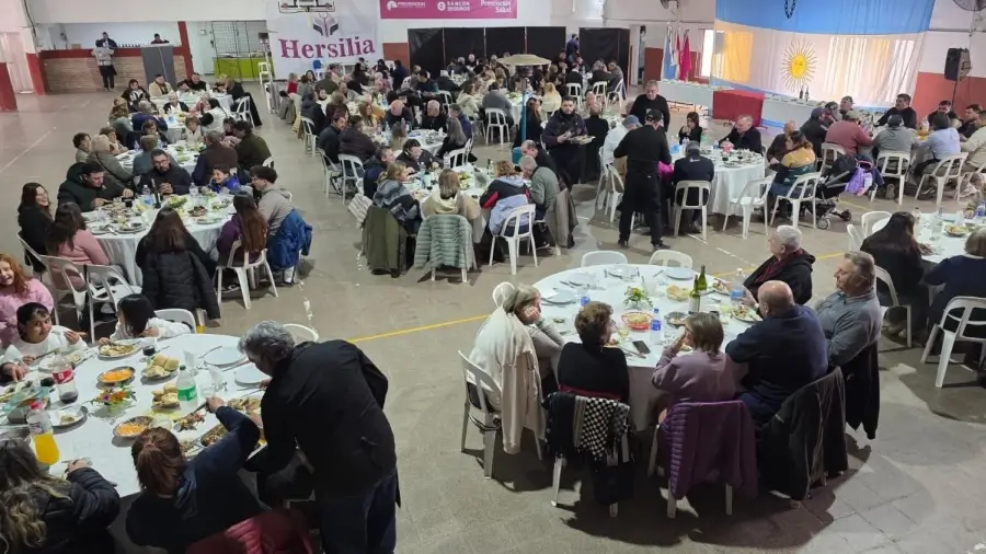 Vecinos y visitantes participan del almuerzo popular durante el primer Concurso del Pollo a las Brasas en Hersilia.