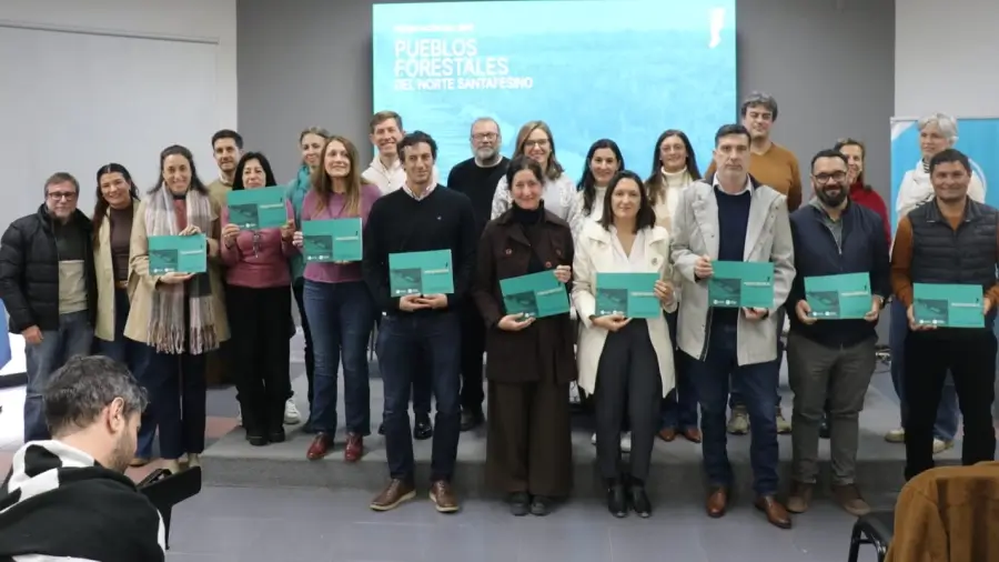 Integrantes del equipo interdisciplinario que participó en la elaboración del libro sobre los pueblos forestales del norte santafesino.