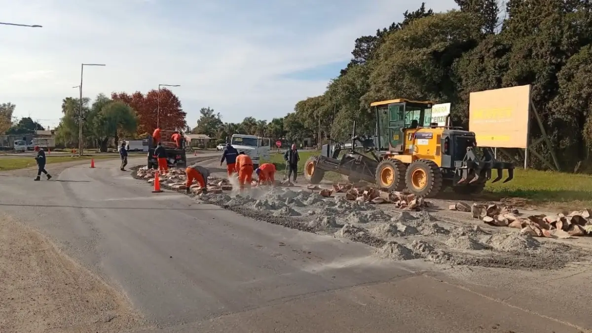 Trabajos de bacheo en una ruta provincial del norte santafesino dentro del plan de mantenimiento vial.