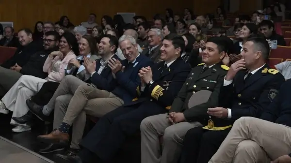 Gonzalo Braidot junto a autoridades durante el acto oficial por el Día de la Independencia en Avellaneda.