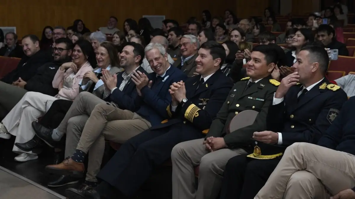 Gonzalo Braidot junto a autoridades durante el acto oficial por el Día de la Independencia en Avellaneda.