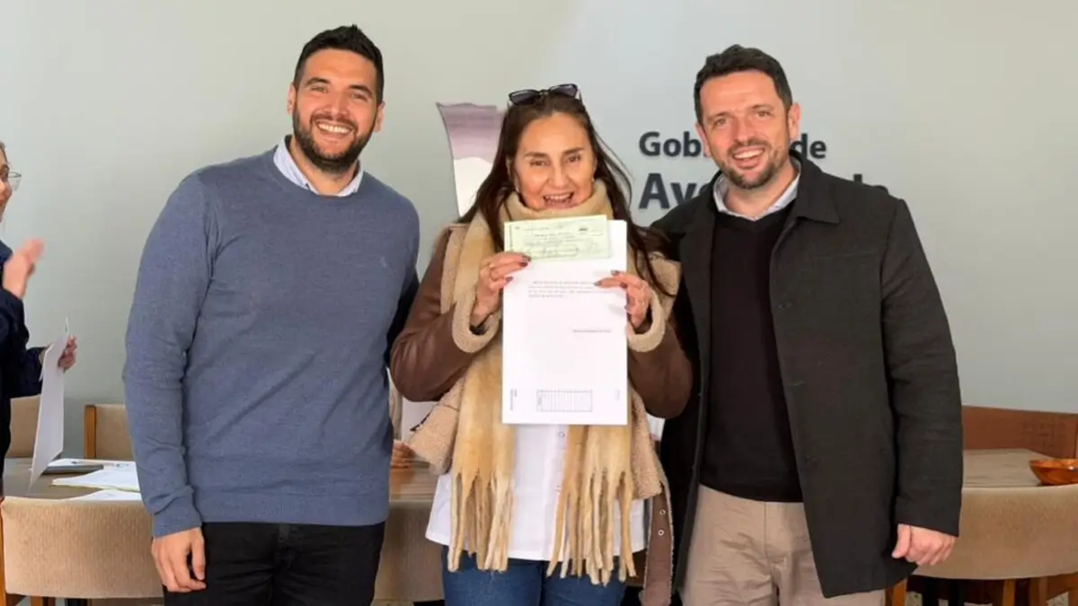El intendente Gonzalo Braidot encabeza la entrega de aportes del Fondo de Asistencia Educativa a escuelas urbanas y rurales de Avellaneda.