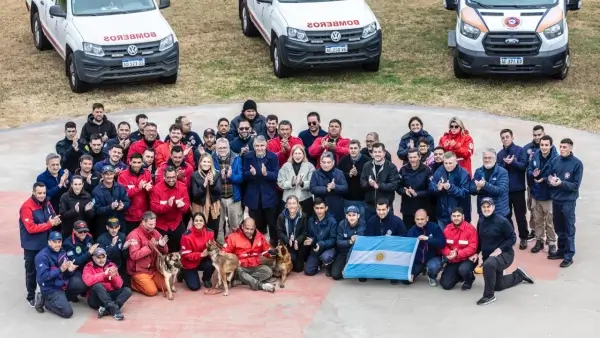 Autoridades provinciales junto a los rescatistas santafesinos que regresaron de la misión humanitaria en Venezuela