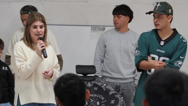 Charo Mancini da la bienvenida a los participantes del Taller de Barbería en Las Toscas durante la jornada inaugural.