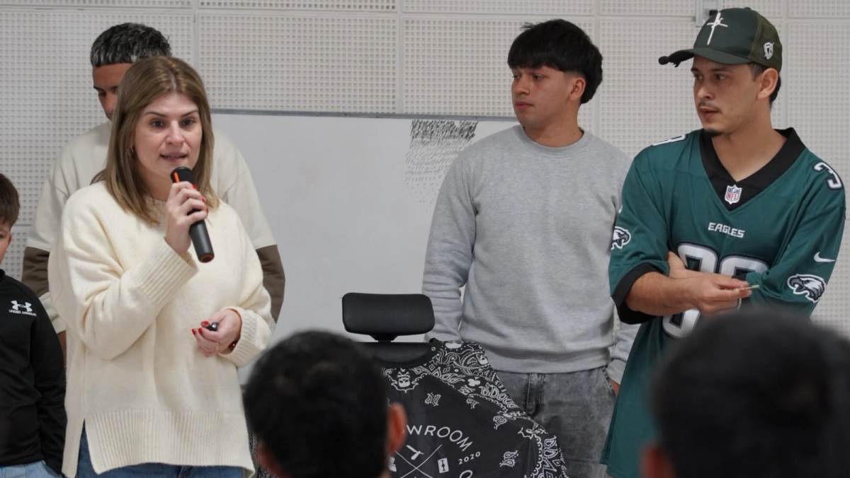 Charo Mancini da la bienvenida a los participantes del Taller de Barbería en Las Toscas durante la jornada inaugural.